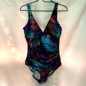 MIRADONNA BY Miraclesuit WO SIZE 16 Vibrant Leaf PatternOne piece swimsuit clean